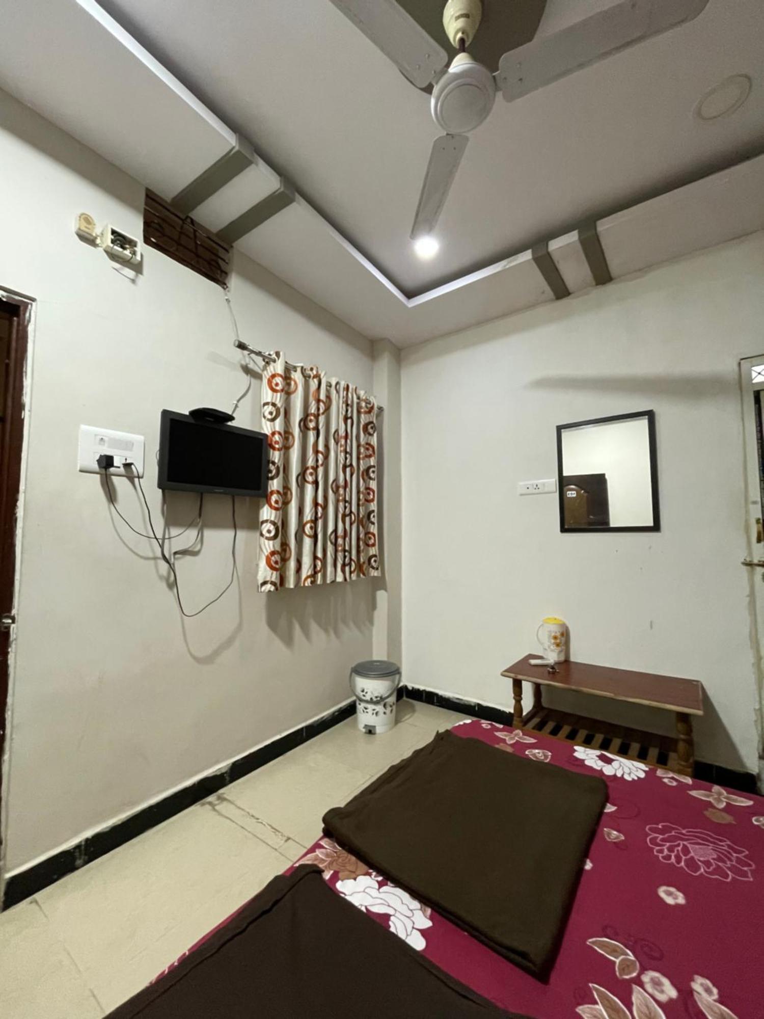 Satguru Guest House Ujjain Ngoại thất bức ảnh