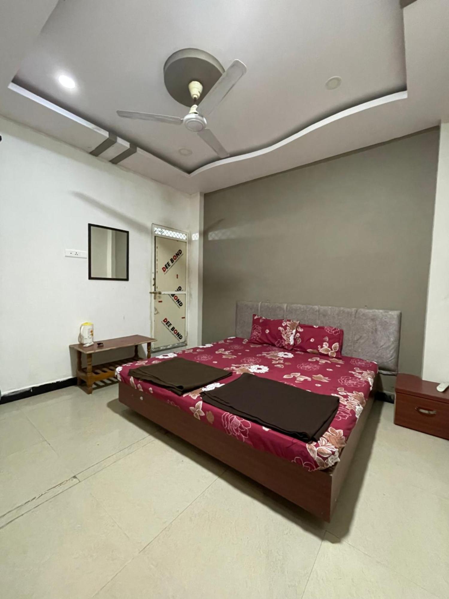 Satguru Guest House Ujjain Ngoại thất bức ảnh