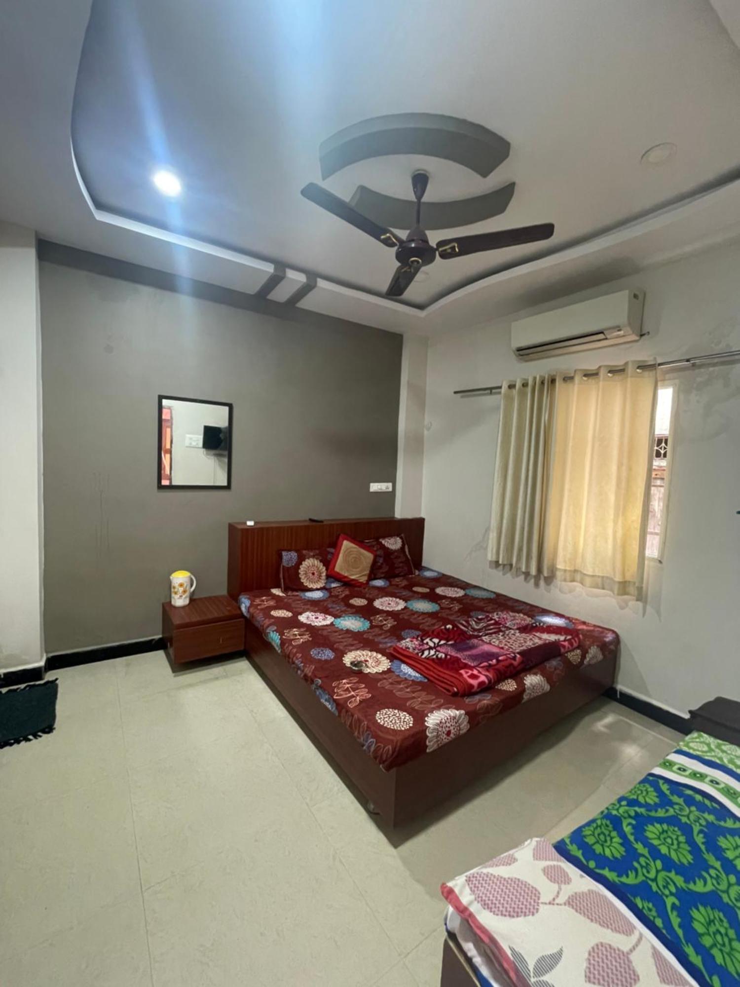 Satguru Guest House Ujjain Ngoại thất bức ảnh